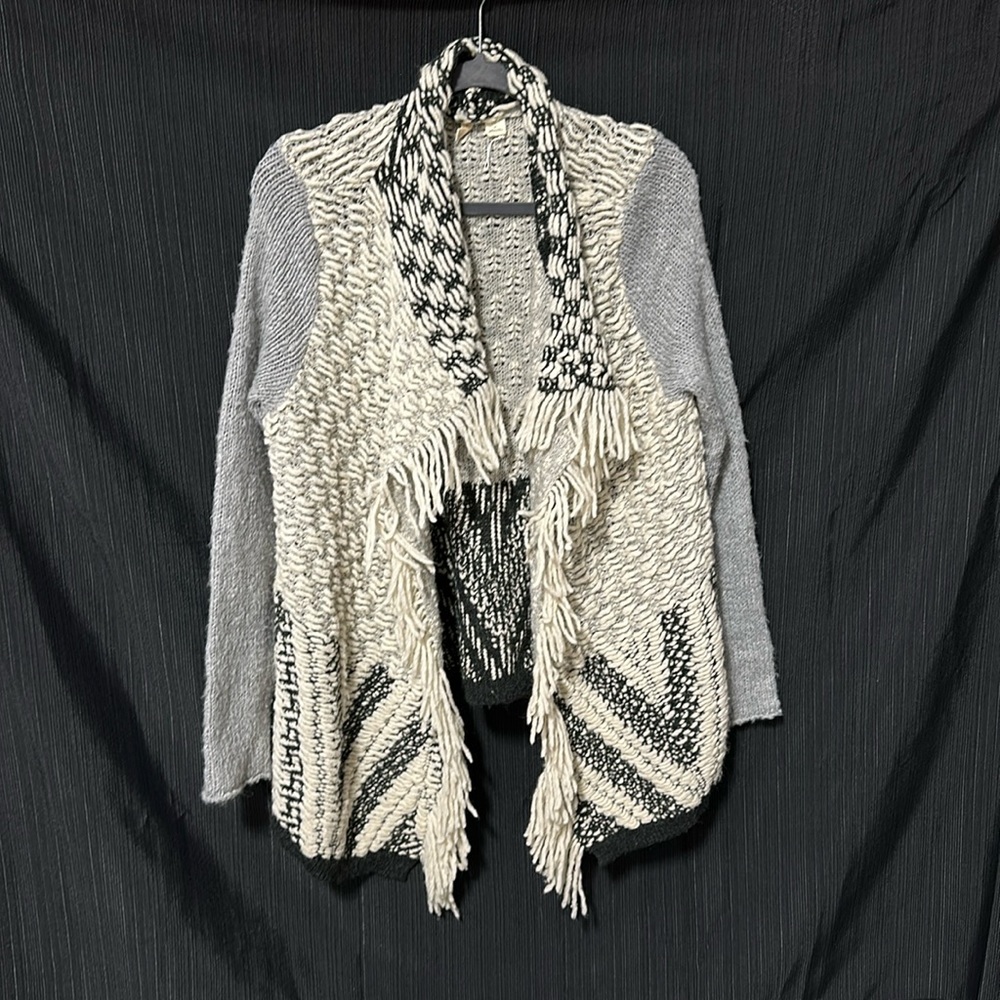 Moth brand /‎ white,Grey and Black knit sweater /Size M / H-15